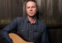 Troubadour Carus gets folks grooving