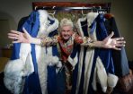 mayorrobes_120461_02.jpg