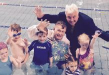 Daz, Laurie take five in the pool ….