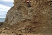 Abseilers tackle dangerous cliffs on Great Ocean Road
