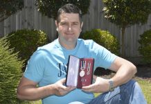 Bystanders motionless as hero risks life