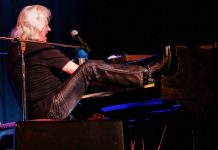 Crowds go wild at Hurley show