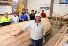 New wave of refugees make boats to build bridges