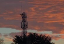 Community opposes mobile tower