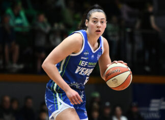 Holmes stars as Venom beat Flyers