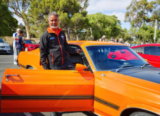 Supercars roar into Geelong